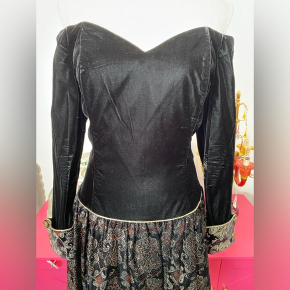 ❌SOLD❌VINTAGE 80’S SCOTT MCCLINTOCK BLACK VELVET BROCADE DRESS OFF SHOULDER - Picture 2 of 10